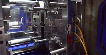 Pengacuan suntikan dua pukulan